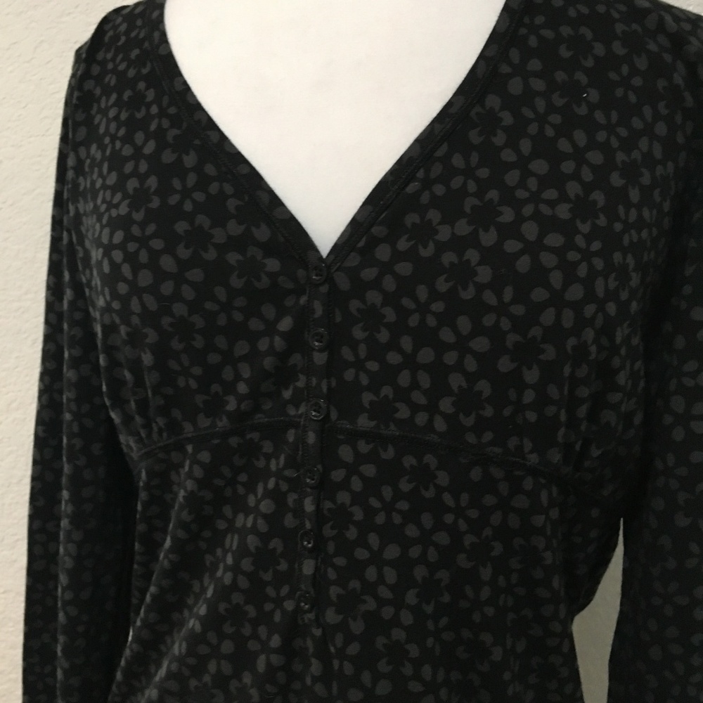 Mind Body Soul Women's Pullover Shirt Size Medium Kangaroo Pocket Black Floral - Picture 3 of 8